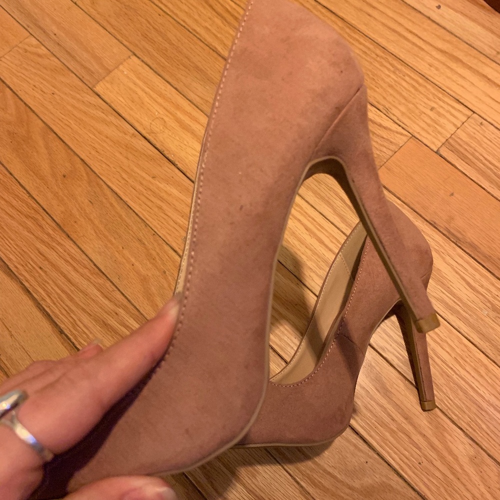 LIKE NEW BLUSH SUEDE PUMPS